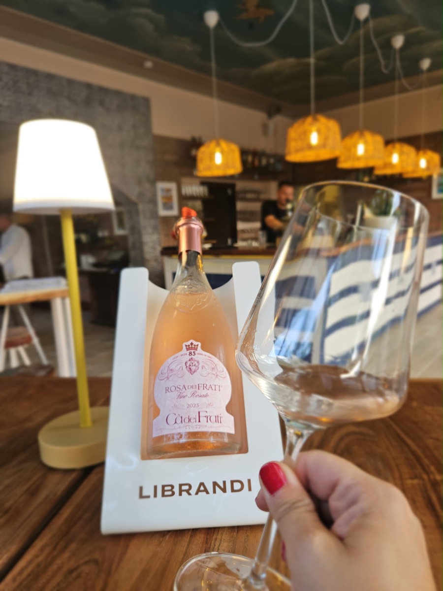 Rosa dei Frati im Kühler mit Glas an der Bar von Vino e Gusto